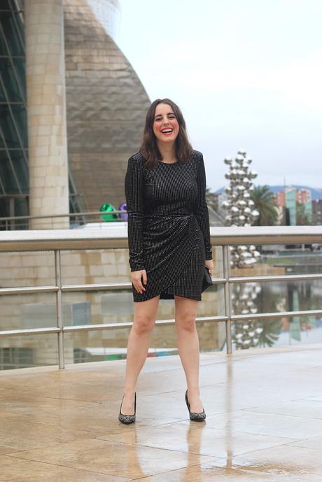 Look de noche con vestido negro de brillos