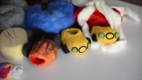 Feltragem Seco Mulher Distribui Fibras Feltro Cinza Para Dar Forma As Fibras De Feltro Cinza Para Dar A Forma Desejada Aula Mestre Na Criação Produtos Feitos Lã Feito à Mão Brinquedos Aplicações Hobby