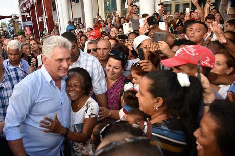 Miguel Díaz-Canel en recorrido por el pueblo de Artemisa.