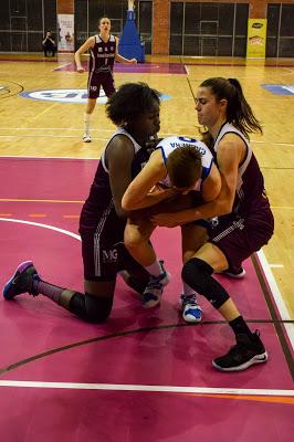 Galería de clics del Bàsquet Femení Sant Adrià-Uni Ferrol