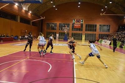 Galería de clics del Bàsquet Femení Sant Adrià-Uni Ferrol