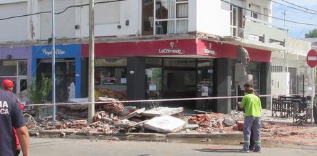 Tragedia En El Arranque De La Temporada: Cayeron 3 Balcones Y Aplastaron A Una Mujer Y Su Hijita
