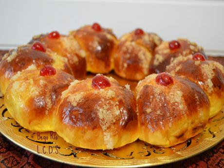 Roscón de hojaldre relleno de crema de turrón