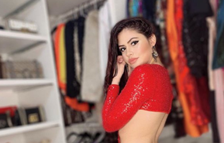 “La Dura” sube la temperatura con un sensual vestido rojo