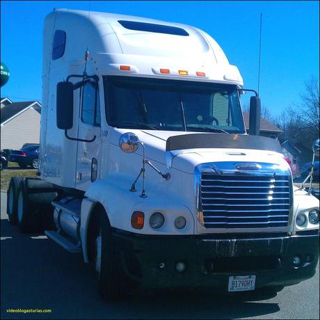 Elegant Freightliner Columbia Chrome Bumper