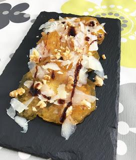 Caqui con queso manchego y nueces