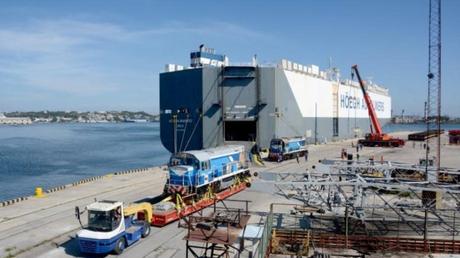 Cuba recibe más locomotoras y un ferrobús de Rusia para renovar ferrocarril
