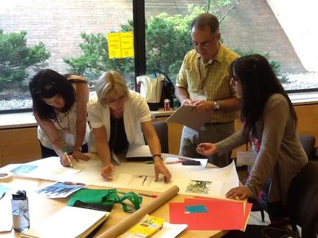 Reseña #320. Pinceladas de Harmonía, de José Luis Fernández Juan Tres mujeres y un hombre mayor realizan un trabajo colaborativo.