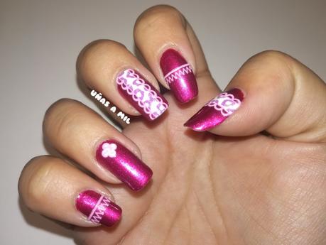 Diseño de uñas fucsia con animal print y encaje