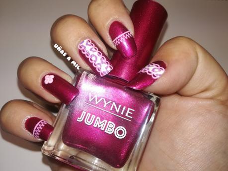 Diseño de uñas fucsia con animal print y encaje