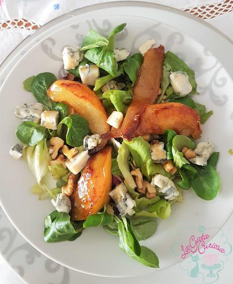 ENSALADA CON PERA CARAMELIZADA Y GORGONZOLA