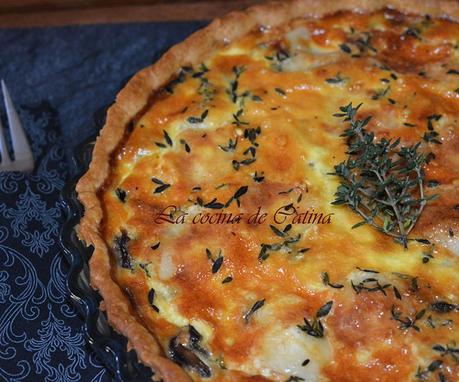 Quiche de cebolla roja, queso de cabra y tomillo.