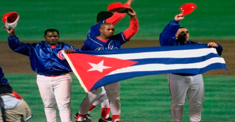 Los peloteros cubanos contratados en la MLB podrán viajar con sus familias a Estados Unidos
