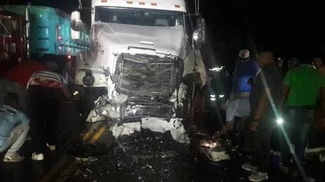 Choque de patana a carro causa la muerte de cinco personas en Baní.