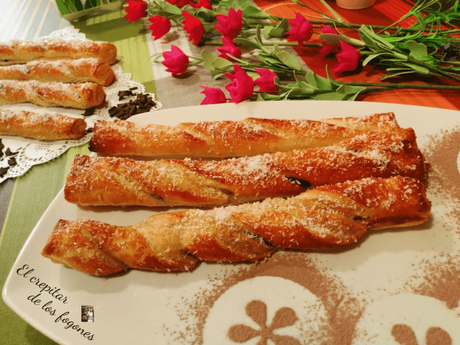 HOJALDRES CON CHOCOLATE Y GRANILLO DE ALMENDRA HOJALDRES CON CHOCOLATE Y GRANILLO DE ALMENDRA