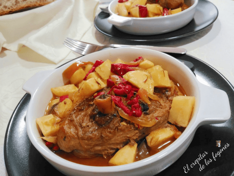 PIERNA DE CORDERO EN SALSA DE VINO BLANCO PIERNA DE CORDERO EN SALSA DE VINO BLANCO