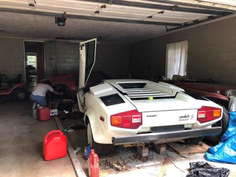 Encontró Un Lamborghini Y Un Ferrari En La Casa De Su Abuela