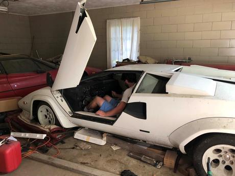 Encontró Un Lamborghini Y Un Ferrari En La Casa De Su Abuela