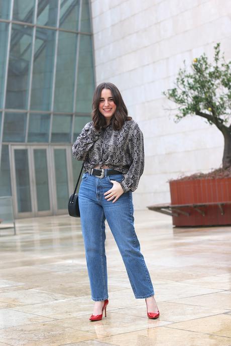 Look ochentero con jeans rectos Look ochentero con jeans rectos