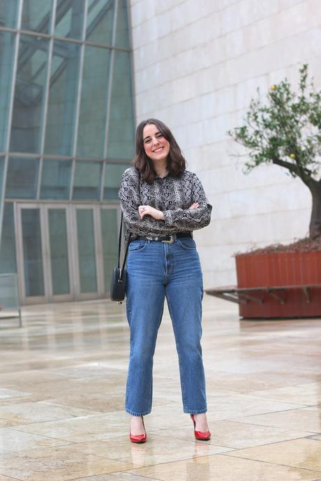 Look ochentero con jeans rectos