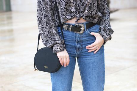 Look ochentero con jeans rectos