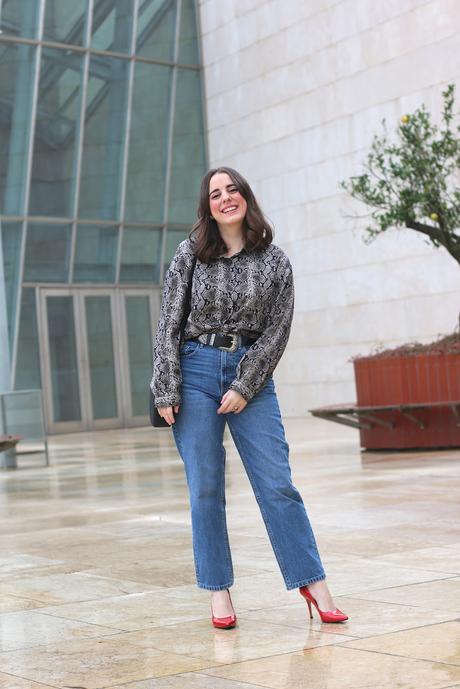 Look ochentero con jeans rectos