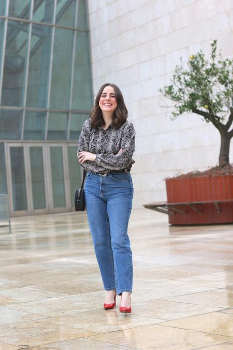 Look ochentero con jeans rectos