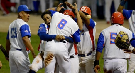 Peloteros cubanos podrán viajar a EEUU con sus familias, según autoridades en la isla