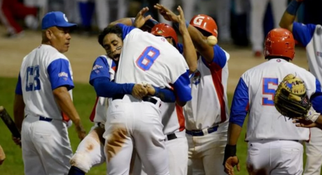 Peloteros cubanos podrán viajar a EEUU con sus familias, según autoridades en la isla Peloteros cubanos podrán viajar a EEUU con sus familias, según autoridades en la isla