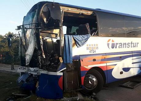 Choque entre un ómnibus y un tren deja una docena de heridos en Granma Choque entre un ómnibus y un tren deja una docena de heridos en Granma