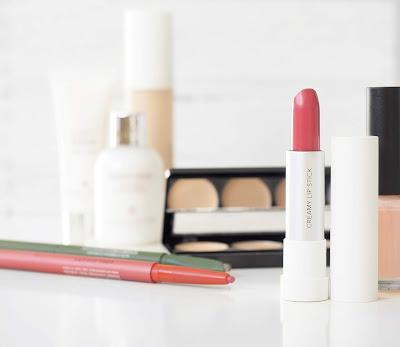 Barra de labios roja, perfilador y otros productos de maquillaje