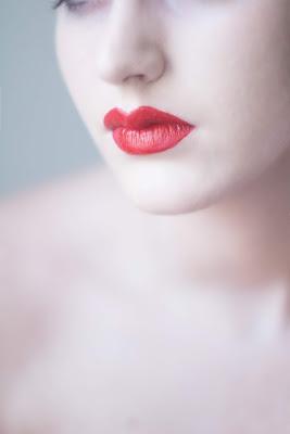 Mujer con piel de color frío y labios maquillados de rojo