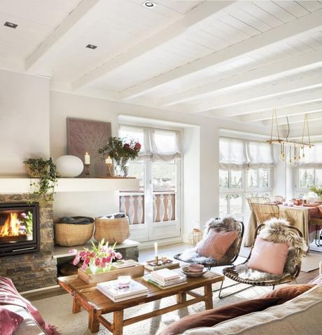 En clave natural. Sillas que marcan el estilo zona de estar con chimenea de casette