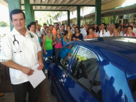 Reúnen en Cuba a todo el personal del hospital para entregar auto a un doctor