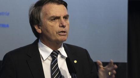 Bolsonaro dice fue un acierto no invitar a su investidura a dictador cubano