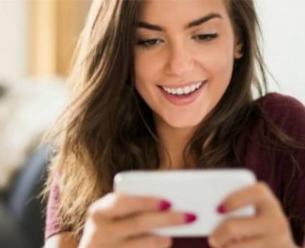 ¿Cuándo consultar a un psicólogo por chat? chica chat