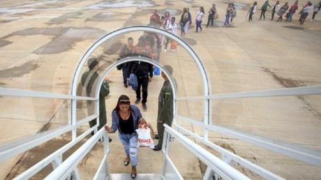 Resolución de Bob Menéndez y Marco Rubio pide restaurar el programa de refugio de EEUU para médicos cubanos