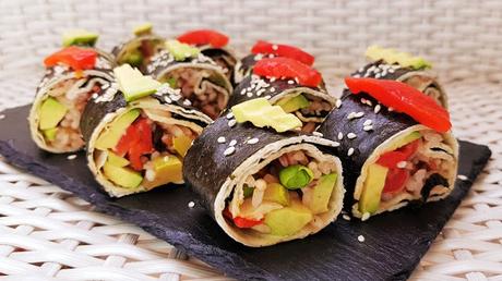 Rollitos veganos de tortilla con algas rellenos de arroz y verduras