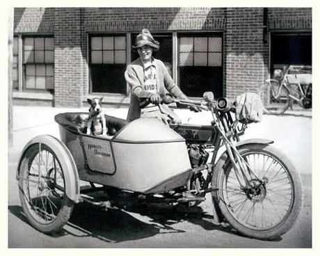 REINAS DE LA CARRETERA: ¡Pioneras feministas sobre ruedas!