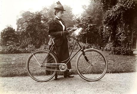 REINAS DE LA CARRETERA: ¡Pioneras feministas sobre ruedas!