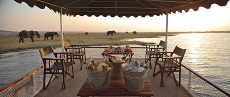 safary de lujo en Rio Chobe con elefantes de fondo