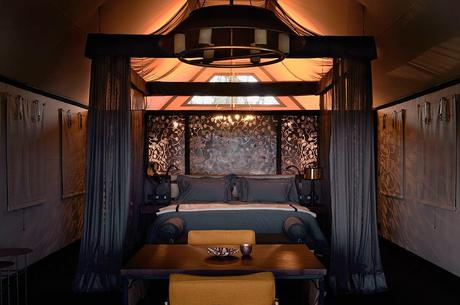 cama del dormitorio lujo en Belmond Lodge