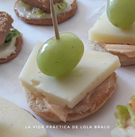 CANAPE DE QUESO Y UVA CANAPÉ DE QUESO Y UVA