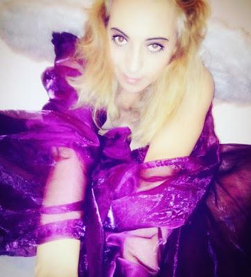 Angel caido quiere ser diablesa Paula Cobos adquiere una imagen angelical pero confiesa que quiere ser diablesa...