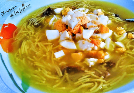 SOPA DE COCIDO GALLEGO CON FIDEOS Y HUEVO DURO