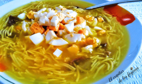 SOPA DE COCIDO GALLEGO CON FIDEOS Y HUEVO DURO