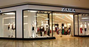 Zara es una empresa internacional que diseña, fabrica, distribuye y vende por medio de sus propias tiendas ropa para hombres y mujeres desde el año 1975. Es decir que son 44 años de tradición y permanencia dentro del mundo de la moda. Es por eso que para ser empleado de esta multinacional debes ser una persona que ame el buen vestir, que este siempre informado de las últimas colecciones y tendencias. Si consideras que encajas con dicho perfil, entonces puedes trabajar en zara y para postularte a una de sus ofertas te diré lo que tendrás que hacer. Que puestos de trabajo existen Como sabrás Zara no solo es una empresa que vende ropa, es una industria textil muy compleja, en donde trabajan una gran cantidad de profesionales en distintas áreas. Es por eso que necesitan personal para ocupar puestos de gran responsabilidad y en donde el talento es un factor determinante para el éxito de esta multinacional, la cual pertenece al grupo español Inditex. Para tener en zara empleo es bueno que sepas primero cuales son los puestos de trabajo que más oferta la marca. Así tendrás una idea más clara al momento de decidir a cual cargo postularte. Responsable de tienda La toma de decisiones, implementar estrategias de ventas y coordinar a un grupo de personas son alguna de las funciones de un responsable de tienda. Por eso para trabajar en zara en dicho cargo deberás poseer un perfil que demuestre que posees madera de líder. Donde buscarás los medios que sean necesarios para convertir tu tienda en un auténtico centro de moda. Trabajarás a tiempo completo recibiendo un salario aproximado de 2.500 € al mes. Dependiente Trabajar en zara como dependiente es un puesto más que adecuado para ser un primer empleo, más que todo para jovenes que acaban de terminar la secundaria. Un cargo donde el candidato no requiere experiencia, solo contar con amplias aptitudes comunicativas. En otras palabras ser un individuo extrovertido que le guste tratar con el público, ya que su función principal dependerá de eso. Atenderás a cada cliente, ayudándolo a elegir tanto ropa como complementos y al mismo tiempo estar al pendiente de que el stock de la tienda este siempre surtido pero también organizado. El sueldo mensual para trabajar en zara como dependiente a tiempo parcial ronda los 800€ y si optas por laborar en jornada completa será de unos 1.319 €. Técnico de exportación Un cargo para aquellos profesionales con conocimientos en el ámbito de aduanas y comercio exterior. Tus labores van encaminadas al área de logística, donde tendrás que revisar que la mercancía que va hacer distribuida a cada tienda Zara a nivel nacional como internacional llegue a su destino de manera segura y en los tiempos pautados. Verificarás igualmente que todos los documentos para la exportación estén bien redactados, realizarás la debida comunicación con los agentes aeroportuarios y aduanales para queden rápida salida a la mercancía. Esto y más son las funciones de un técnico de exportación que además te exigirá que tengas disponibilidad de tiempo para cumplir con tus labores en horarios nocturnos y fines de semana ganando 30.000 € anuales. Requisitos para trabajar y estudios necesarios Los requisitos para trabajar en zara no son diferentes a los de otra empresa del ramo textil. Esta marca lo que busca en sus futuros trabajadores es que sean individuos dinámicos, que puedan trabajar en equipo y que quieran crecer profesionalmente dentro de la marca. Cabe resaltar que estos son los requerimientos que pide esta multinacional para los trabajadores de su sector retail. Ahora para trabajar en zara en los cargos del área de logística, los requisitos que pedirán serán un poco más excluyentes. Generalmente solicitan que el candidato posea estudios superiores y experiencia mínima de 1 año, posiblemente que hable otro idioma o que domine algún programa específico en el ordenador. Se me olvidaba comentar que sin importar el cargo al que vayas a postular deberás haber cumplido con la mayoría de edad para trabajar en zara, es decir, 18 años como está explícito en la ley. Acceder a las ofertas de empleo Para participar en algunas de las ofertas de empleo en zara es importante que te dirijas directamente a la página oficial del Grupo Inditex, del cual es miembro esta marca. Otra opción que puedes utilizar es yendo a los sitios especializados para tal finalidad, siempre recomiendo Infojobs o Indeed, por ser plataformas de internet bastante útiles al momento de buscar trabajo, solo crea un usuario en ellas y sube tu hoja de vida, con el tiempo verás que a tu correo llegarán múltiples notificaciones de nuevas vacantes para trabajar en zara. Cómo enviar el curriculum por internet Antes de comenzar a trabajar en zara deberás enviar tu curriculum vitae a la empresa y la mejor forma de hacerlo es entrando al sitio web del Grupo Inditex. Cuando ingreses verás un buscador en el que asignarás el área de trabajo donde quieres laborar, el nombre de la marca a la quieres pertenecer, en este caso sería Zara y llenar un par de preguntas que la mismo sitio te hará para mostrarte las vacantes disponibles. Una vez hecho eso solo tendrás que registrarte con tu usuario de LinkedIn, sino cuentas con el mismo no hay problema, podrás inscribirte también de manera manual. Ingresarás todos tus datos personales, sube una foto perfil tuya y por ultimo carga tú CV y listo, te has inscrito para trabajar en zara con éxito. Cómo enviar el curriculum de manera presencial Si vas a enviar de forma presencial en zara curriculum y demás documentos, te aconsejo que lleves los mismos a su oficina central ubicada en la avenida da Deputación, edificio Inditex 15141 Arteijo, La Coruña. O ir a una de sus 1.800 tiendas distribuidas por toda España. Cómo es el proceso de selección Antes de comenzar a trabajar en zara deberás someterte a un proceso de selección para determinar si eres el candidato ideal para ocupar el puesto. La forma de medir tus habilidades será con una entrevista de trabajo, en la que deberás mostrarte en todo momento resolutivo, que respondas rápidamente cada pregunta que te hacer el entrevistado. Las respuestas que darás deber ser concisas y con aire de seguridad, esto demuestra que eres una persona que realmente quiere trabajar en zara y quiere dar lo mejor de sí. Después de todo este procesos solo quedará esperar a que te llamen, que sé que pronto lo harán si sigues al pie de la letra todo lo que te enseñe en este post.