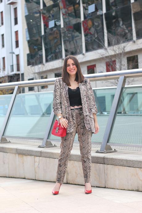 Outfit con traje de animal print