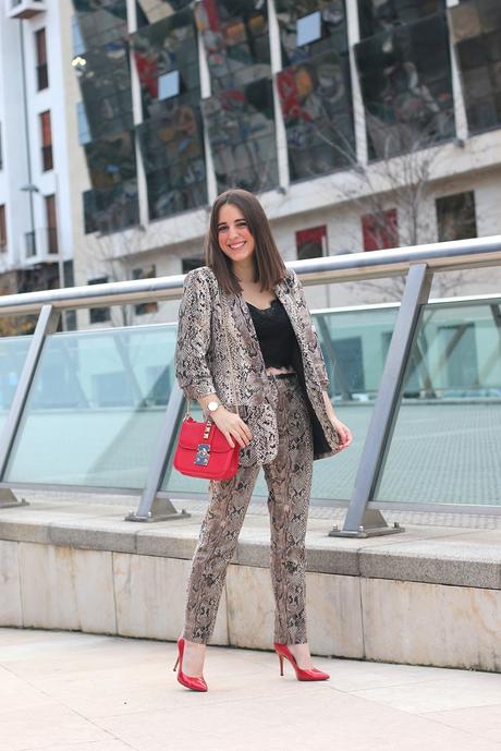 Outfit con traje de animal print Outfit con traje de animal print