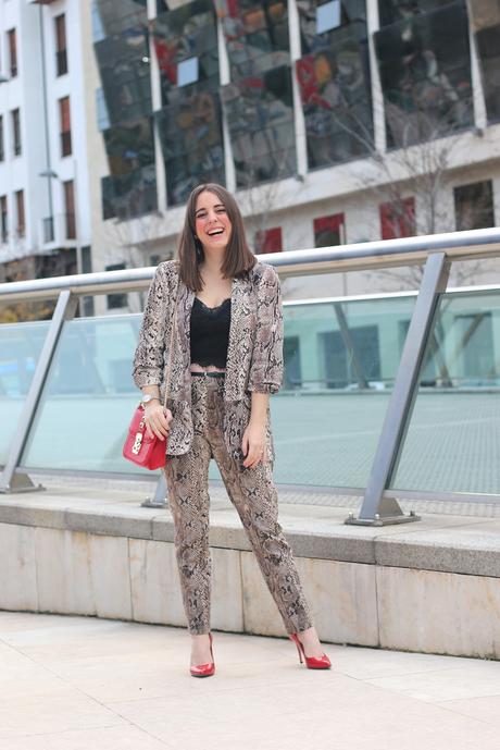 Outfit con traje de animal print